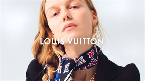louis vuitton scarf silk wearing